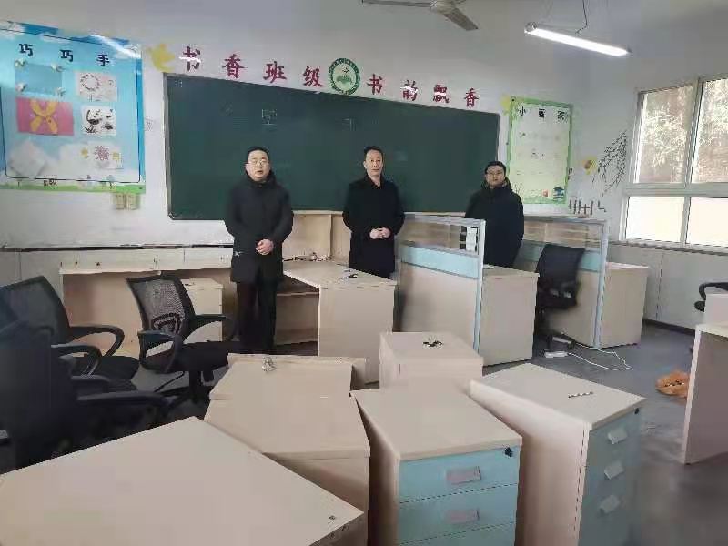 市发投集团为长岭九年制学校捐赠82套办公桌椅