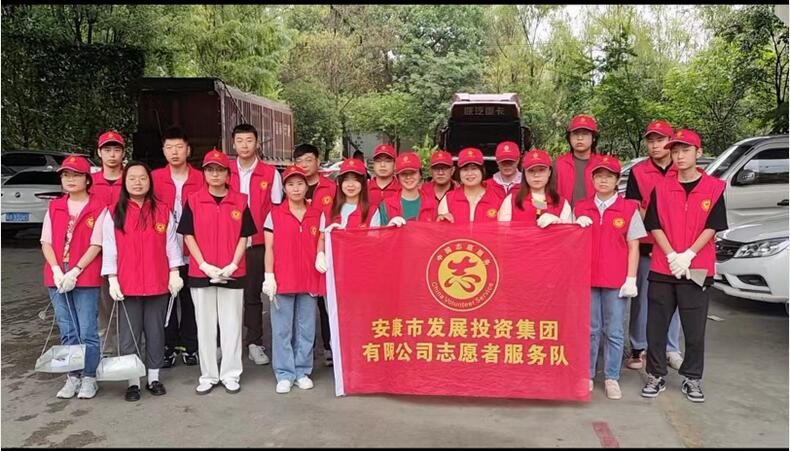 市发投集团团委和妇联到七里沟社区开展创文志愿服务活动